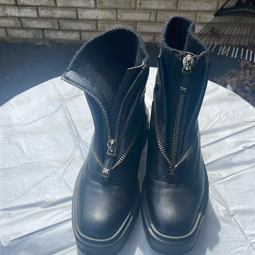 Black leather Sam Edelman with zipper in the front